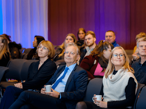 Fremst sitja Ingibjörg Gunnarsdóttir aðstoðarrektor vísinda, Jón Atli Benediktsson rektor HÍ og Unnur Anna Valdimarsdóttir forseti Heilbrigðisvísindasviðs HÍ.