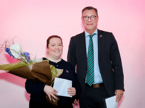 Arna Garðarsdóttir skólahjúkrunarfræðingur við MR ásamt Willum Þór Þórssyni heilbrigðisráðherra sem afhenti henni viðurkenninguna.