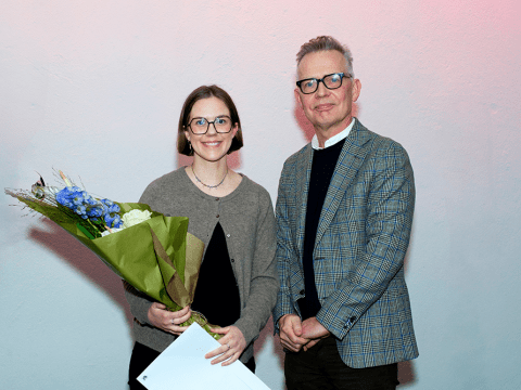 Bergrún Ásbjörnsdóttir doktorsnemi við Læknadeild ásamt Magnúsi Karli Magnússyni, prófessor í lyfja- og eiturefnafræði, sem afhenti henni verðlaunin.