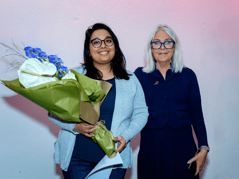 Sana Gadiwalla doktorsnemi við Læknadeild ásamt Yrsu Bergmann Sverrisdóttur, prófessor við Hjúkrunar- og ljósmóðurfræðideild, sem afhenti henni verðlaunin.