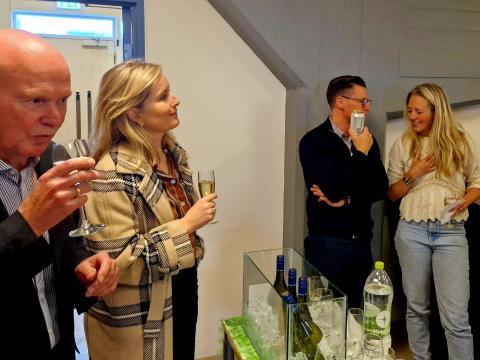 Unnur Anna Valdimarsdóttir, forseti Heilbrigðisvísindasviðs, fagnaði með Lyfjafræðideildinni.