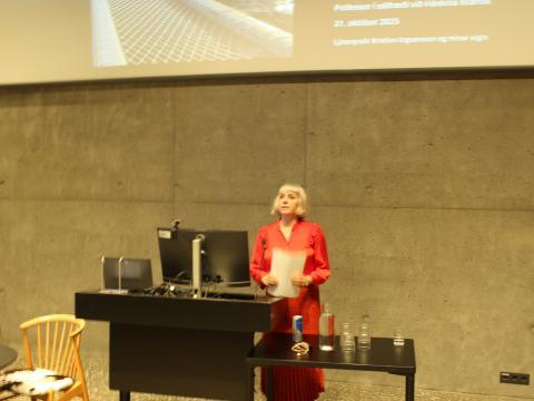 Steinunn Gestsdóttir, prófessor í sálfræði með erindi sitt - Í klónum á Covid